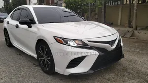 Toyota Camry XSE FWD (2.5L 4cyl 8AM) 2018 White