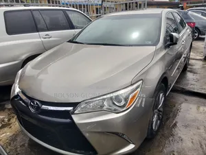 Toyota Camry SE 4dr Sedan (2.5L 4cyl 6A) 2016 Gold