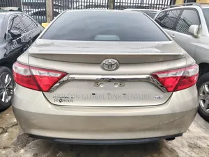 Toyota Camry SE 4dr Sedan (2.5L 4cyl 6A) 2016 Gold