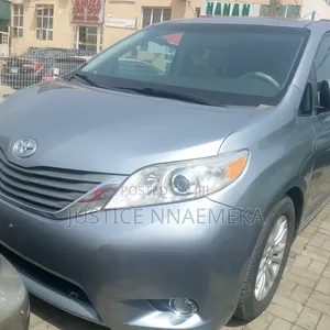 Toyota Sienna XLE FWD 8-Passenger 2013 Gray