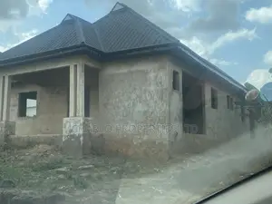 5bdrm Block of Flats in Benin City for sale
