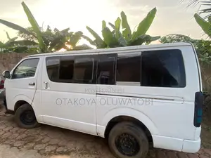 Toyota HiAce 2005 White