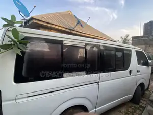 Toyota HiAce 2005 White