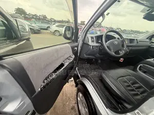 Toyota HiAce 2014 Silver