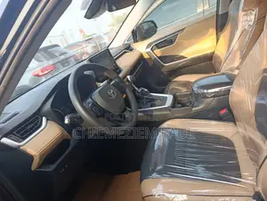 Toyota RAV4 XLE 2021 Black