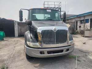 International Truck Head With Cat Engine.