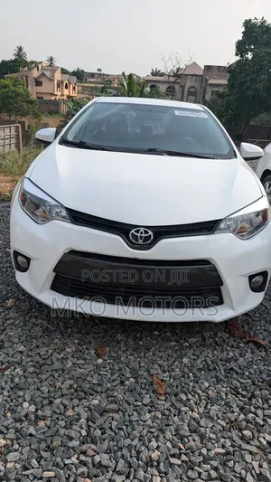Toyota Corolla LE 4dr Sedan (1.8L 4cyl CVT) 2015 White