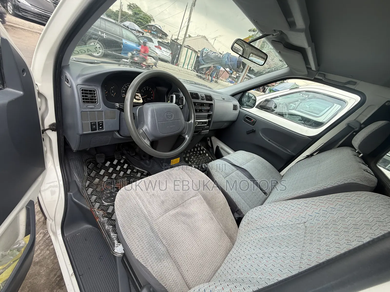 Toyota HiAce 2004 White