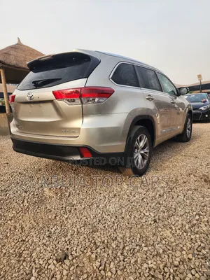 Toyota Highlander XLE 4x4 V6 (3.5L 6cyl 8A) 2018 Gold
