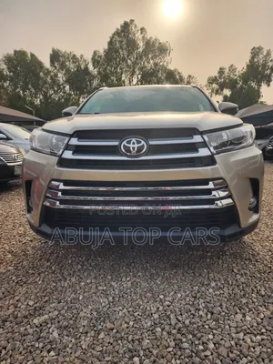 Toyota Highlander XLE 4x4 V6 (3.5L 6cyl 8A) 2018 Gold