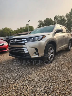 Toyota Highlander XLE 4x4 V6 (3.5L 6cyl 8A) 2018 Gold