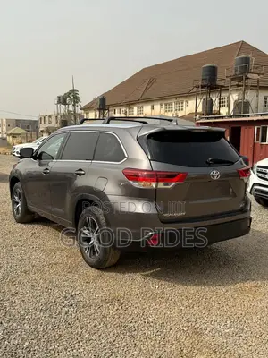 Toyota Highlander XLE 4x4 V6 (3.5L 6cyl 8A) 2017 Gray