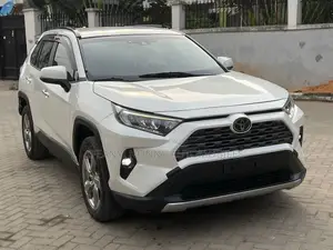 Toyota RAV4 Limited 2021 White