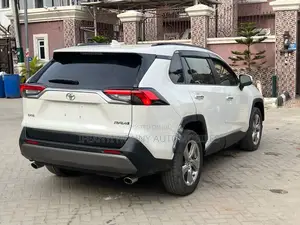 Toyota RAV4 Limited 2021 White