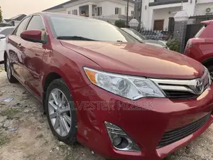 Toyota Camry XLE 4dr Sedan (2.5L 4cyl 6A) 2012 Red