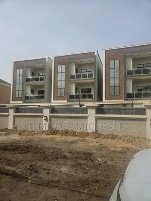 5bdrm Townhouse / Terrace in Main Utako for rent