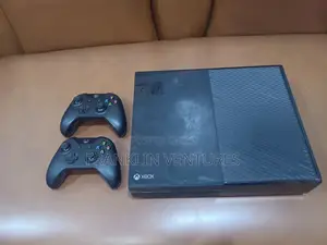 Xbox One With 2 Wireless Pad and Games
