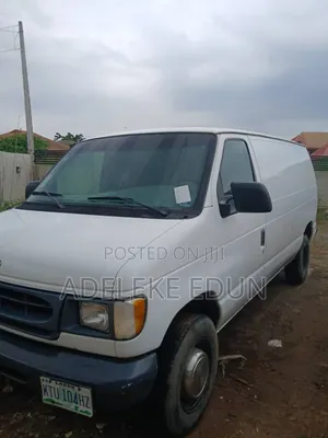 White Bus E250 - Ford