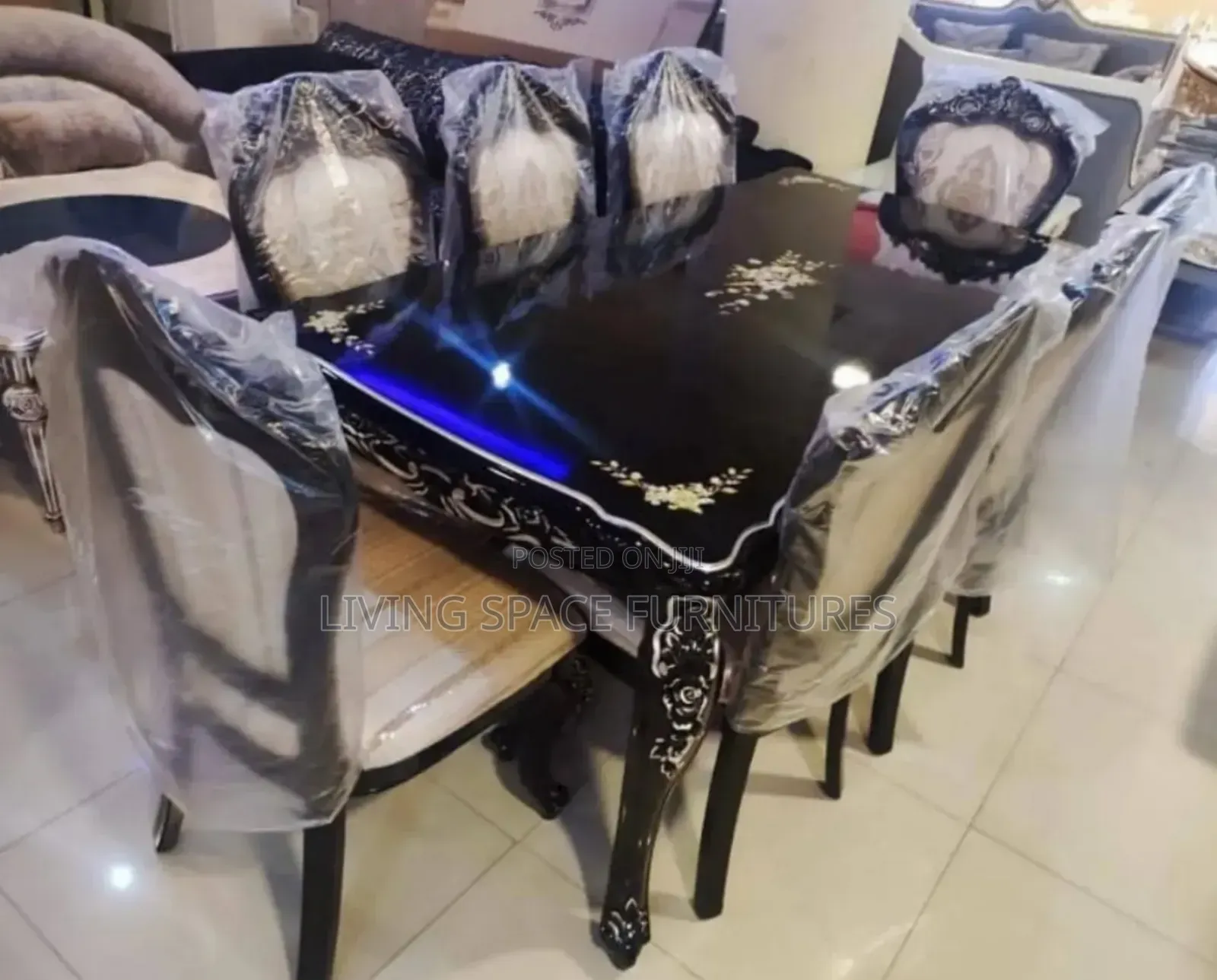 Standard Royal Dining Set by 8seaters