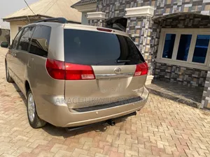 Toyota Sienna 2005 Gold