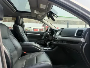 Toyota Highlander XLE 4x4 V6 (3.5L 6cyl 8A) 2017 Silver