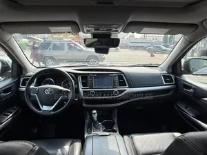 Toyota Highlander XLE 4x4 V6 (3.5L 6cyl 8A) 2017 Silver