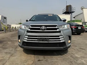Toyota Highlander XLE 4x4 V6 (3.5L 6cyl 8A) 2017 Silver