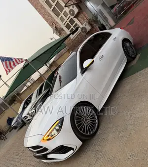 Mercedes-Benz C300 2025 White