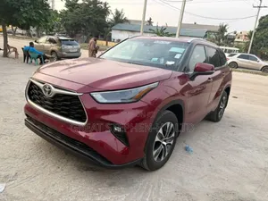 Toyota Highlander XLE 2022 Red