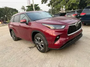 Toyota Highlander XLE 2022 Red