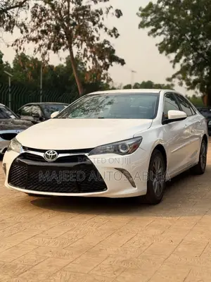 Toyota Camry SE w/Special Edition Pkg (2.5L 4cyl 6A) 2016 White