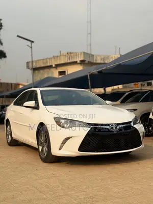Toyota Camry SE w/Special Edition Pkg (2.5L 4cyl 6A) 2016 White