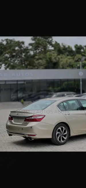 Honda Accord Touring V6 4dr Sedan FWD (3.5L 6cyl 6A) 2017 Gold