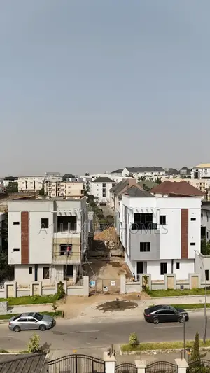 5bdrm Duplex in Guzape District for sale