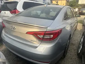 Hyundai Sonata SE 4dr Sedan (2.4L 4cyl 6A) 2015 Silver