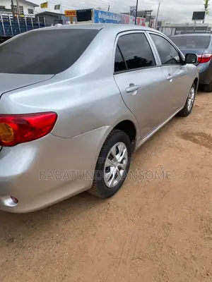 Toyota Corolla LE 4dr Sedan (1.8L 4cyl 4A) 2010 Silver