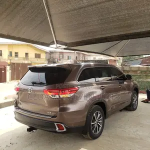 Toyota Highlander XLE 4x4 V6 (3.5L 6cyl 8A) 2017 Brown