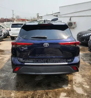 Toyota Highlander XLE 2022 Blue