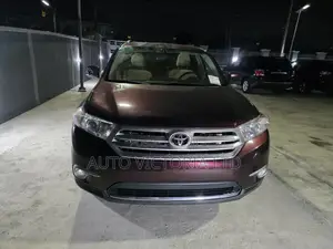 Toyota Highlander SE 2012 Maroon