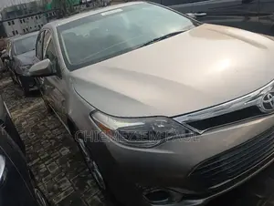 Toyota Avalon XLE Premium 4dr Sedan (3.5L 6cyl 6A) 2015 Gold