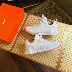 Cop the Nike Free Metcom 6 in Trippie White