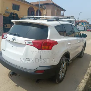Toyota RAV4 XLE AWD (2.5L 4cyl 6A) 2016 White