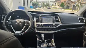 Toyota Highlander SE 4x4 V6 (3.5L 6cyl 8A) 2017 Red