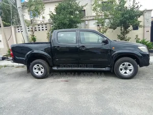 Toyota Hilux 2013 Black