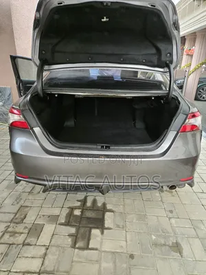 Toyota Camry SE FWD (2.5L 4cyl 8AM) 2018 Gray