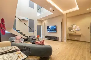 Luxurious One Bedroom Loft Apartment .