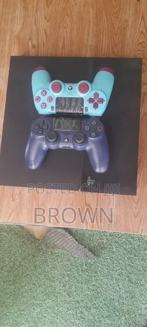 Ps4 Fat Hacked With 8 Games and 2 Pads