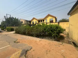 Land Measuring 1150sqm With a Demolishable Structure on It,In a Good
