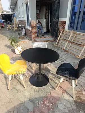 Round Dining Table With Fancy Chairs (3)