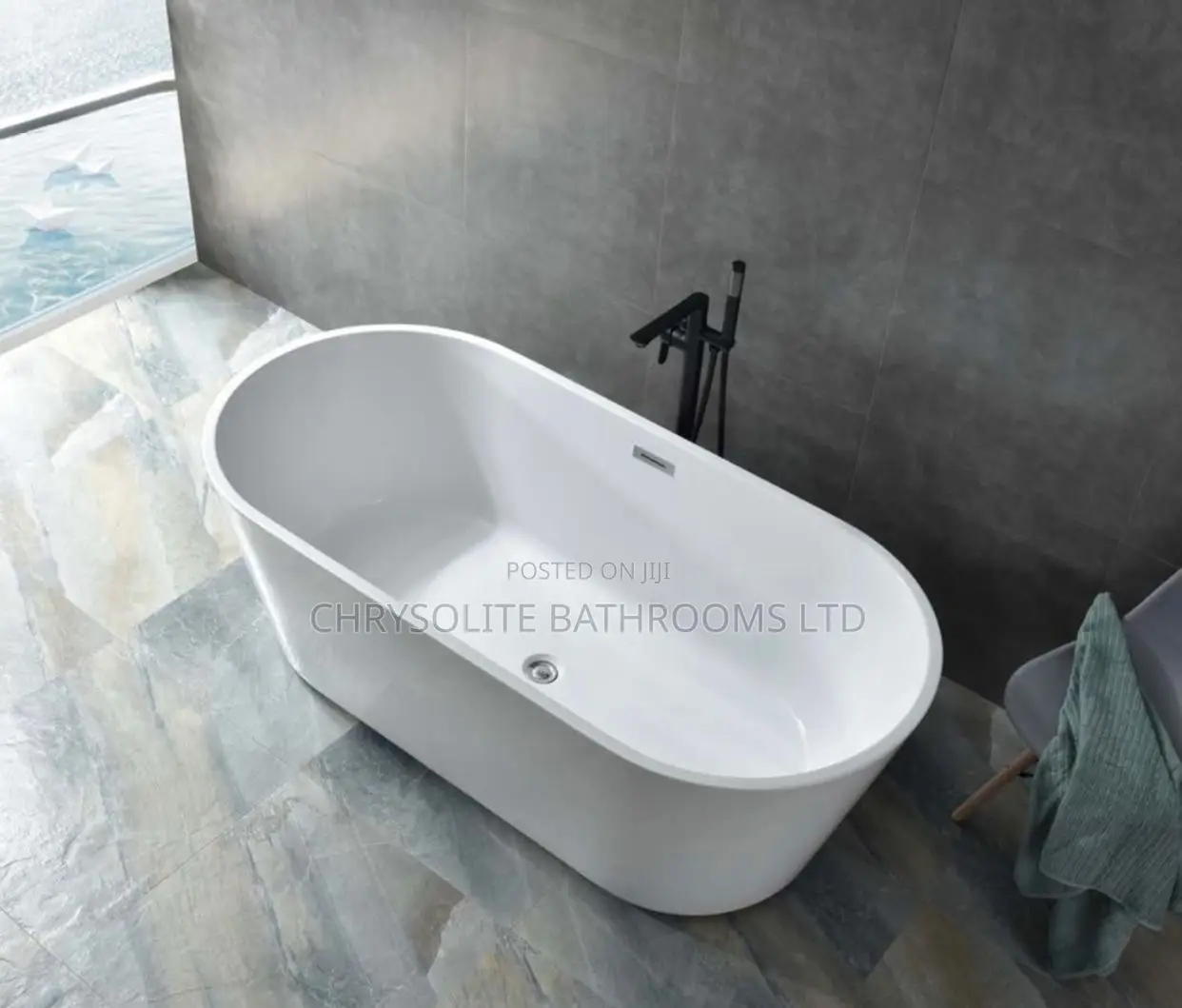 White Acrylic Bathtubb